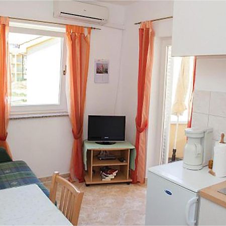 1 Bedroom Beautiful Apartment In Malinska Exteriér fotografie